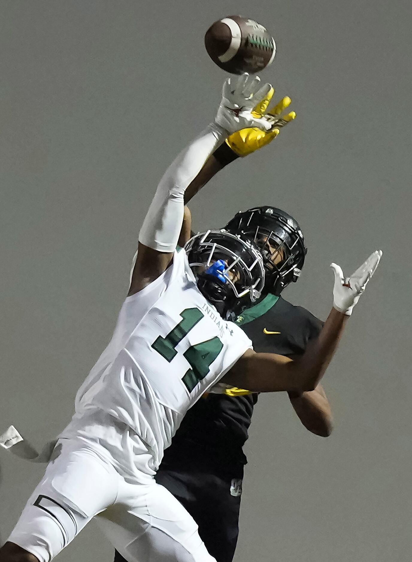 DeSoto Jamarion Ravenell (7) breaks up a pass intended for Waxahachie wide receiver Trenton...