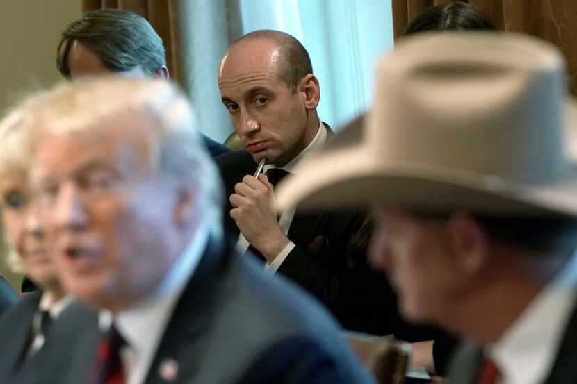 Stephen Miller (centro) asesora al presidente Donald Trump en temas de inmigración y...