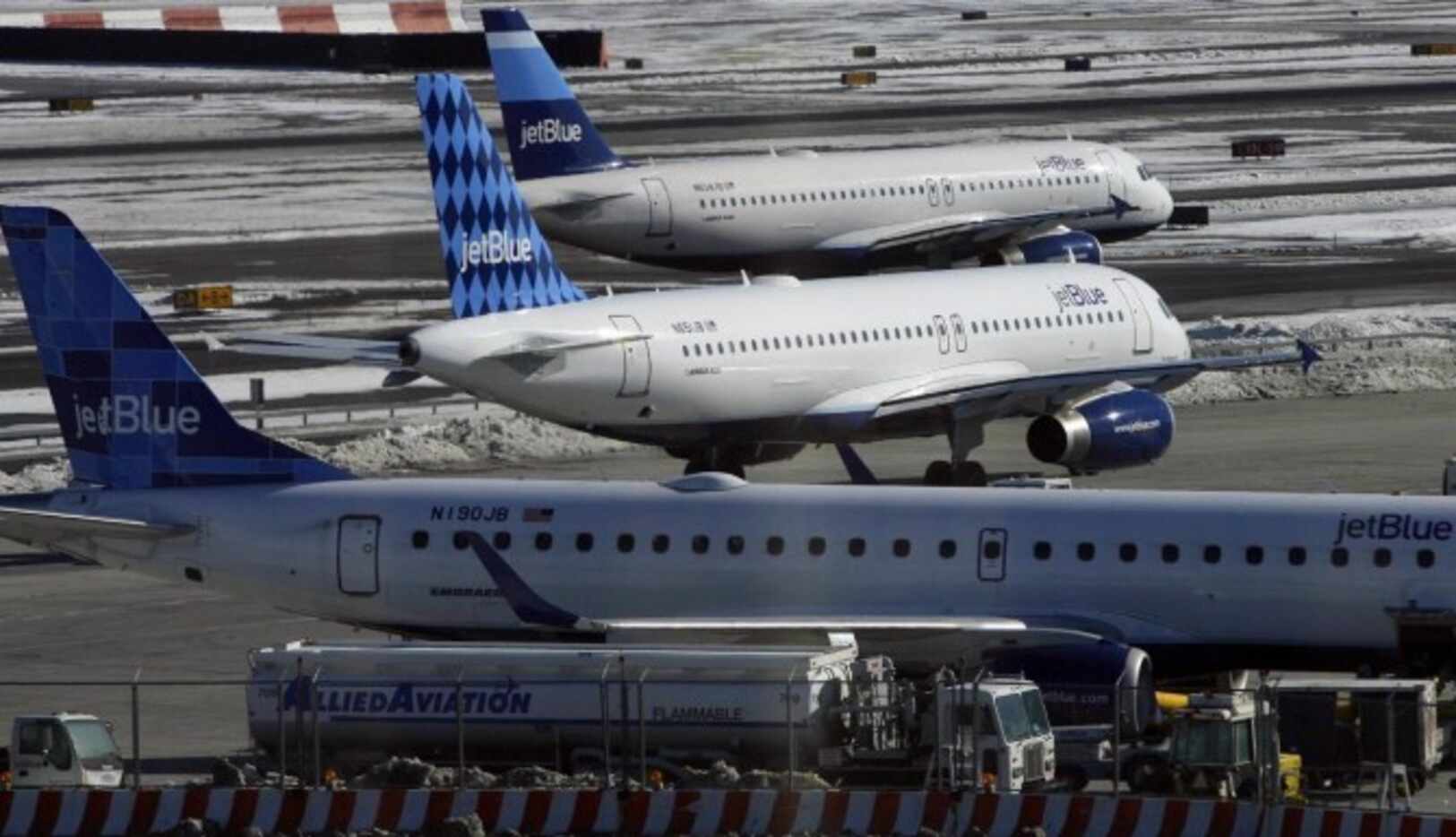 JetBlue anunció nuevos cargos por concepto de equipaje en sus aviones. (AP/ARCHIVO)
