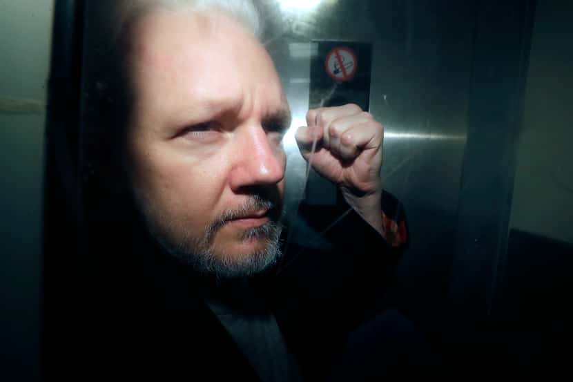  El fundador de WikiLeaks Julian Assange, es trasladado desde una corte donde compareció...
