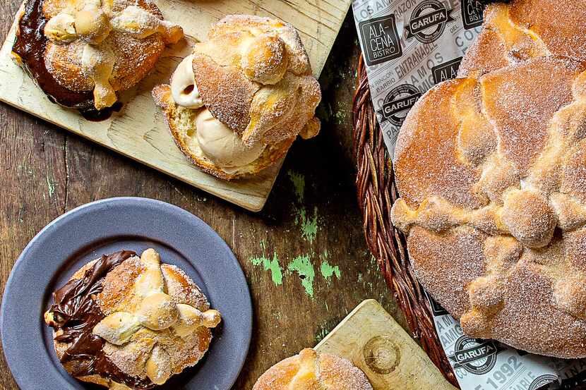 Varias piezas del pan de muerto, una tradición de la cultura mexicana.