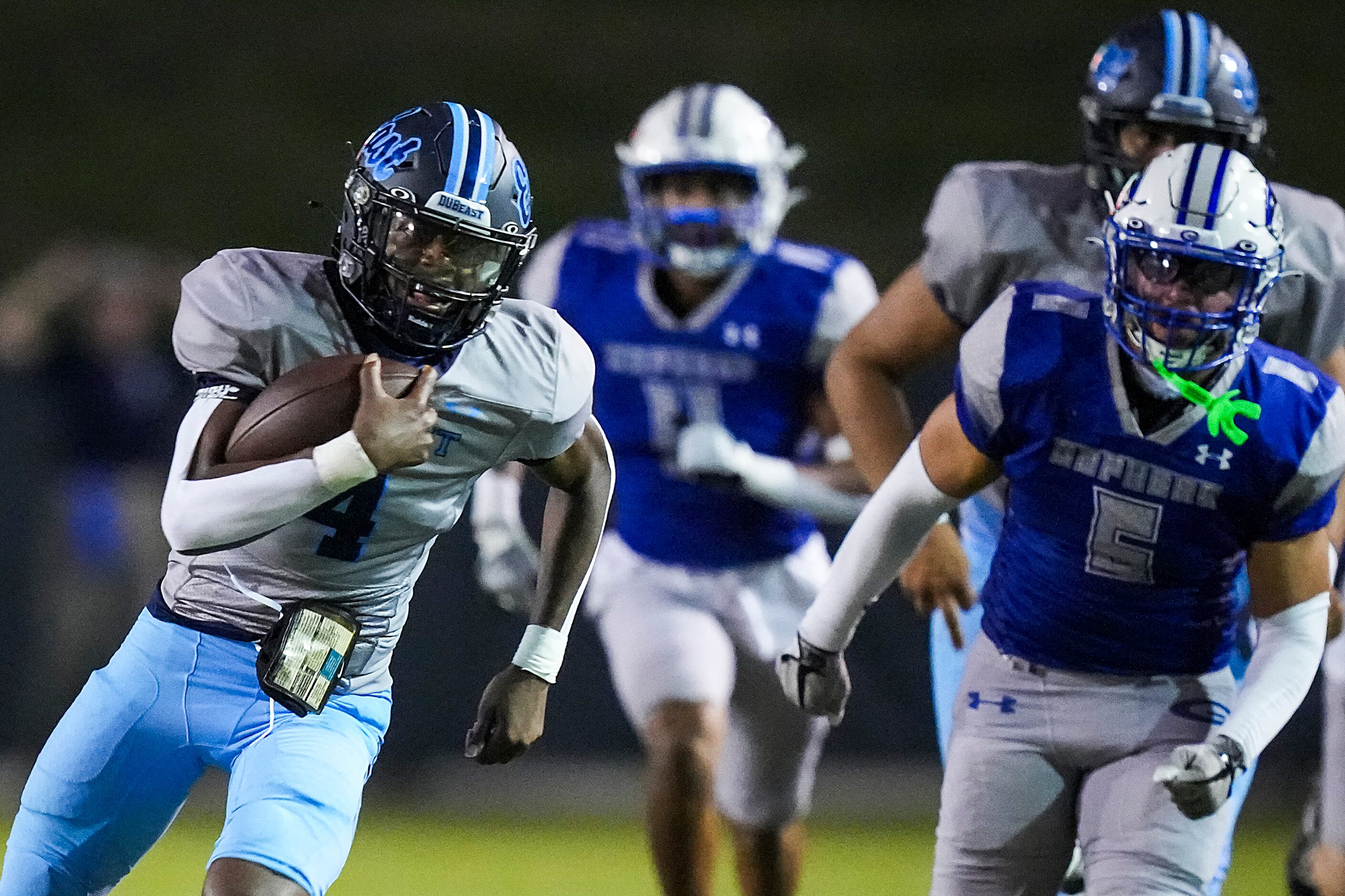 Wylie East quarterback Howard Fisher IV (4) breaks through the Grand Prairie defense on a ...