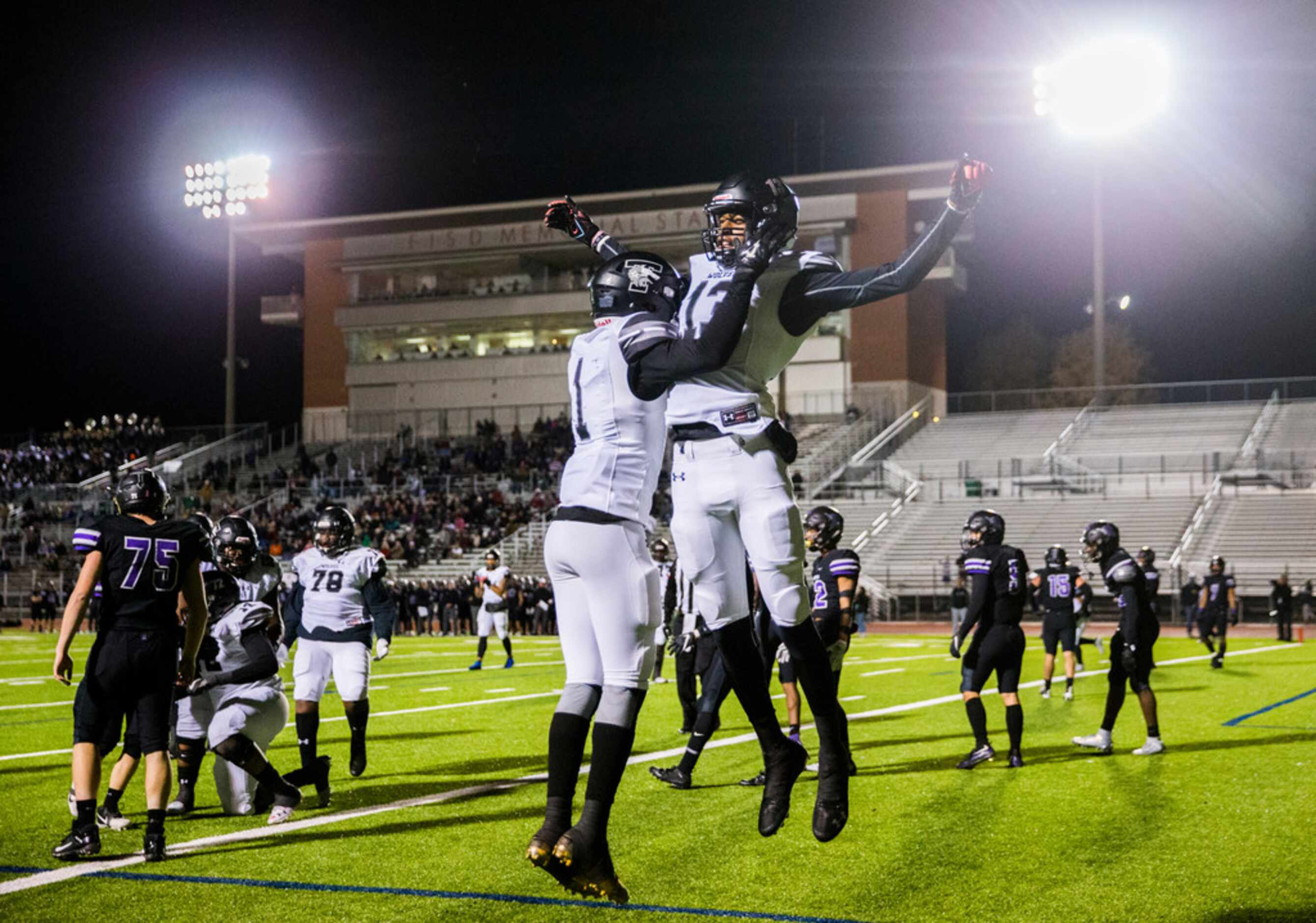 Mansfield Timberview running back Stacy Sneed (1) celebrates a touchdown with wide receiver...