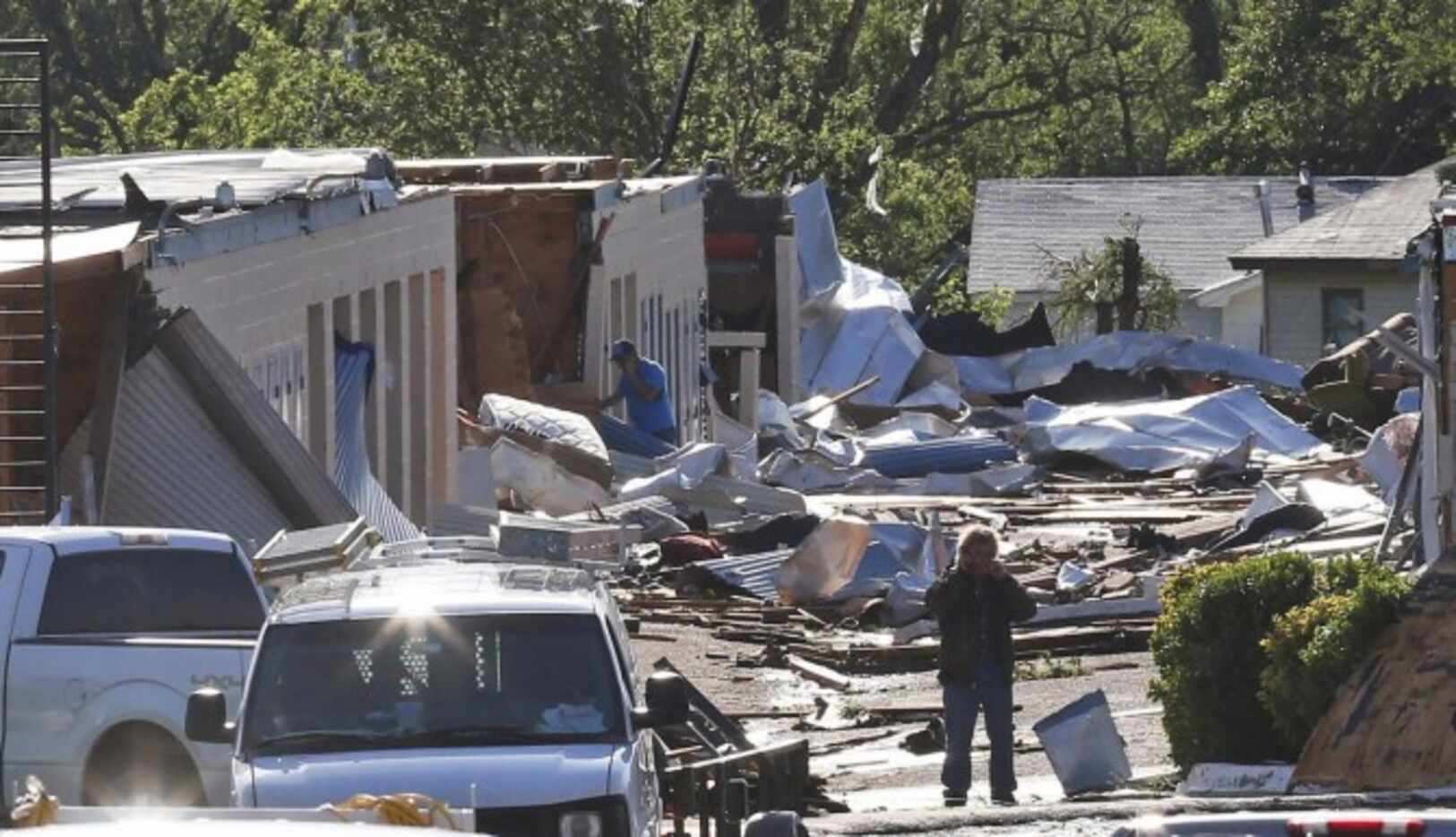 Algunas personas revisan el daño que causaron los tornados en Oklahoma City. (AP/SUE OGROCKI)
