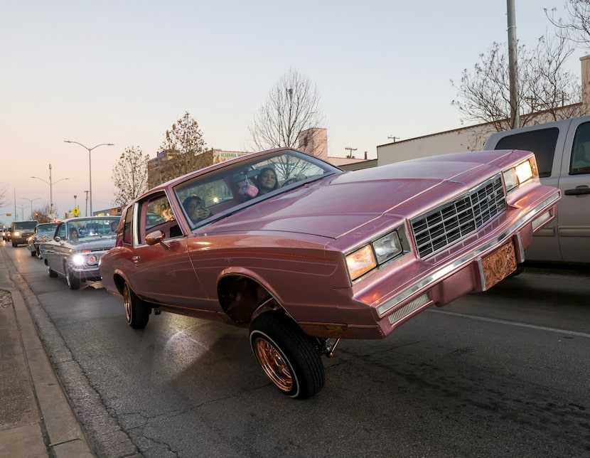 Mercedes Mata (derecha) levanta su automóvil, "La Mera Mera", mientras ella y otros Dallas...