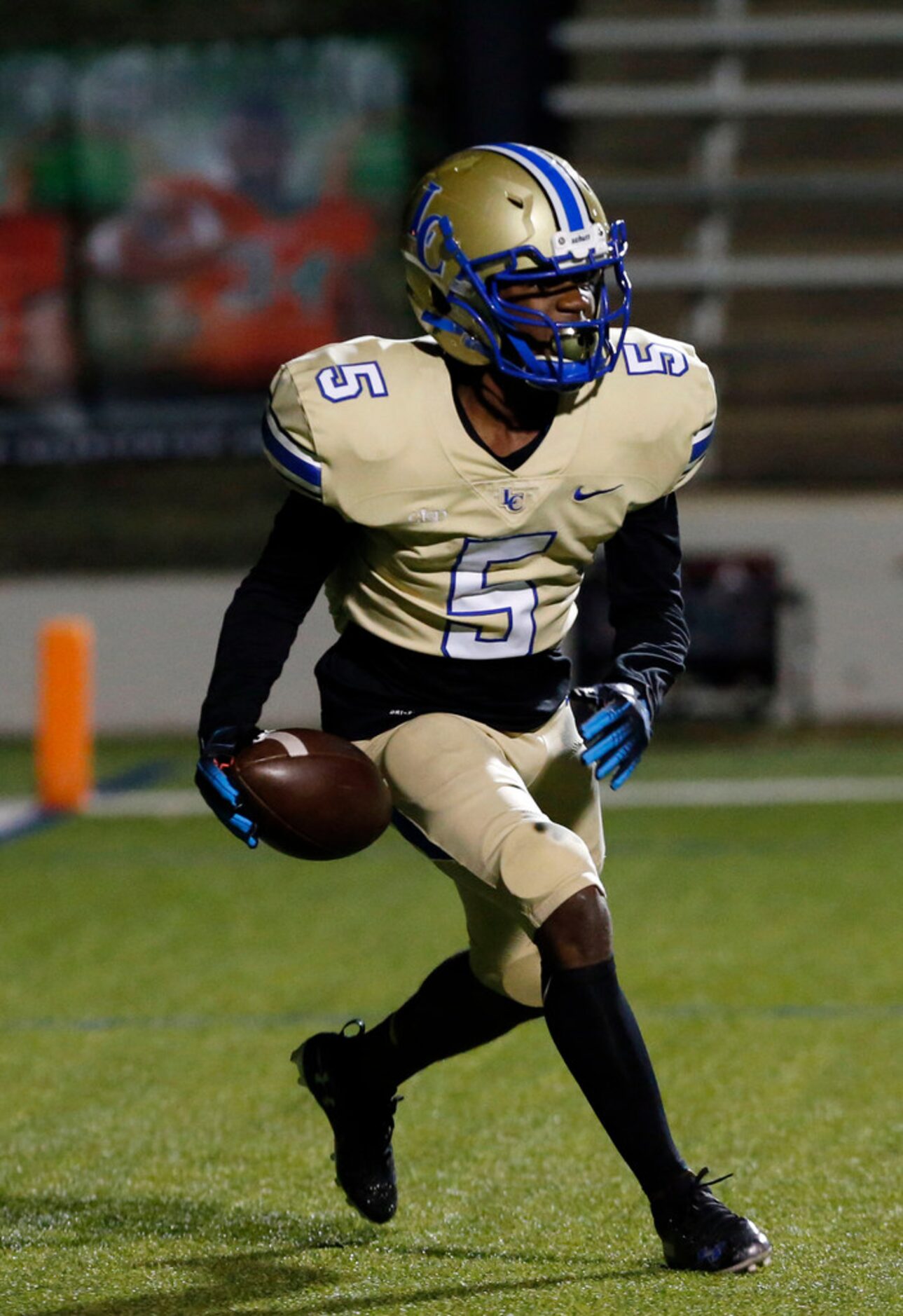 Lakeview Centennial WR Cambryn Jones (5) celebrates in the end zone after catching  a...