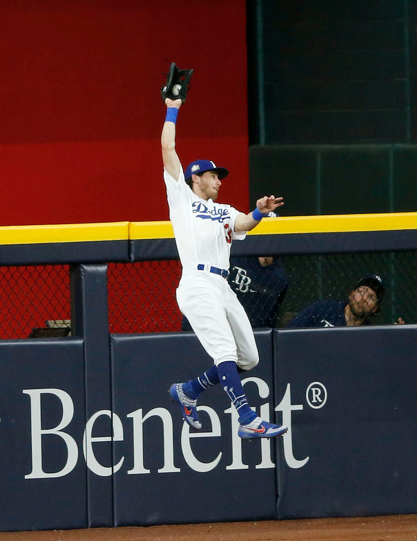 Los Angeles Dodgers center fielder Cody Bellinger (35) leaps to catch a ball hit by Tampa...