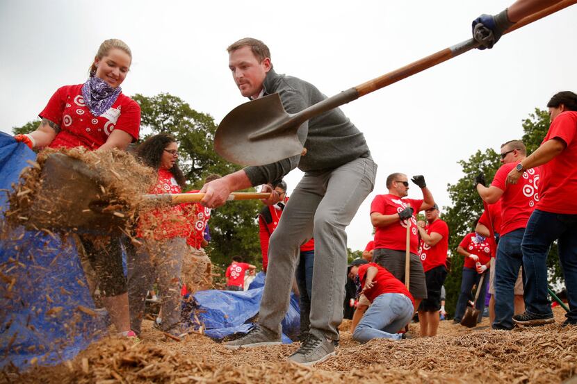 Dallas Cowboys tight end Jason Witten (center) helped more than 200 volunteers from Target...