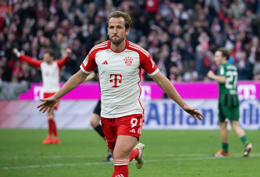 Harry Kane del Bayern Munich celebra tras anotar el segundo gol de su quipo en el encuentro...