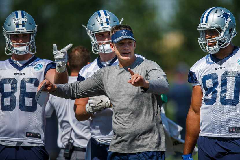 Dallas Cowboys tight ends coach Doug Nussmeier works with Dalton Schultz (86), David Wells...