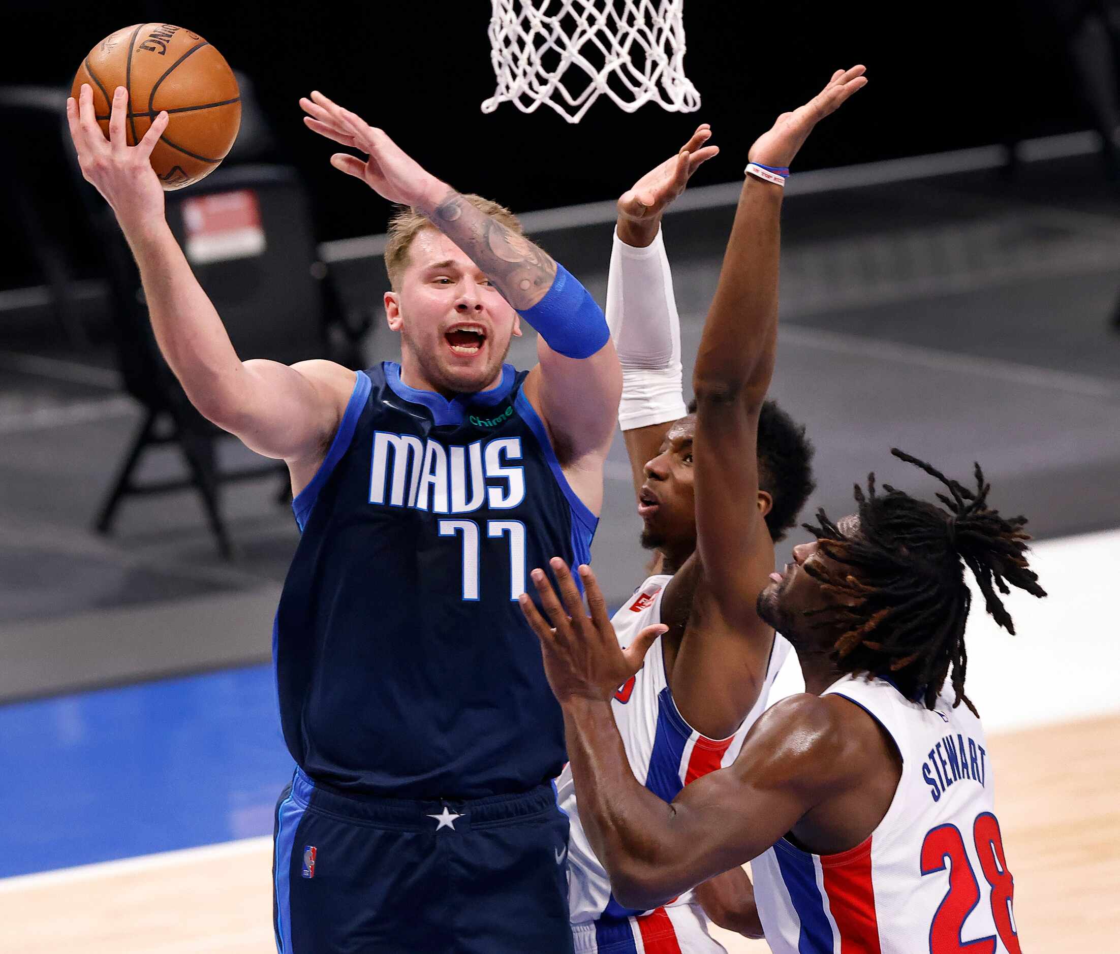 Dallas Mavericks guard Luka Doncic (77) makes a pass as he drove on the Detroit Pistons in...