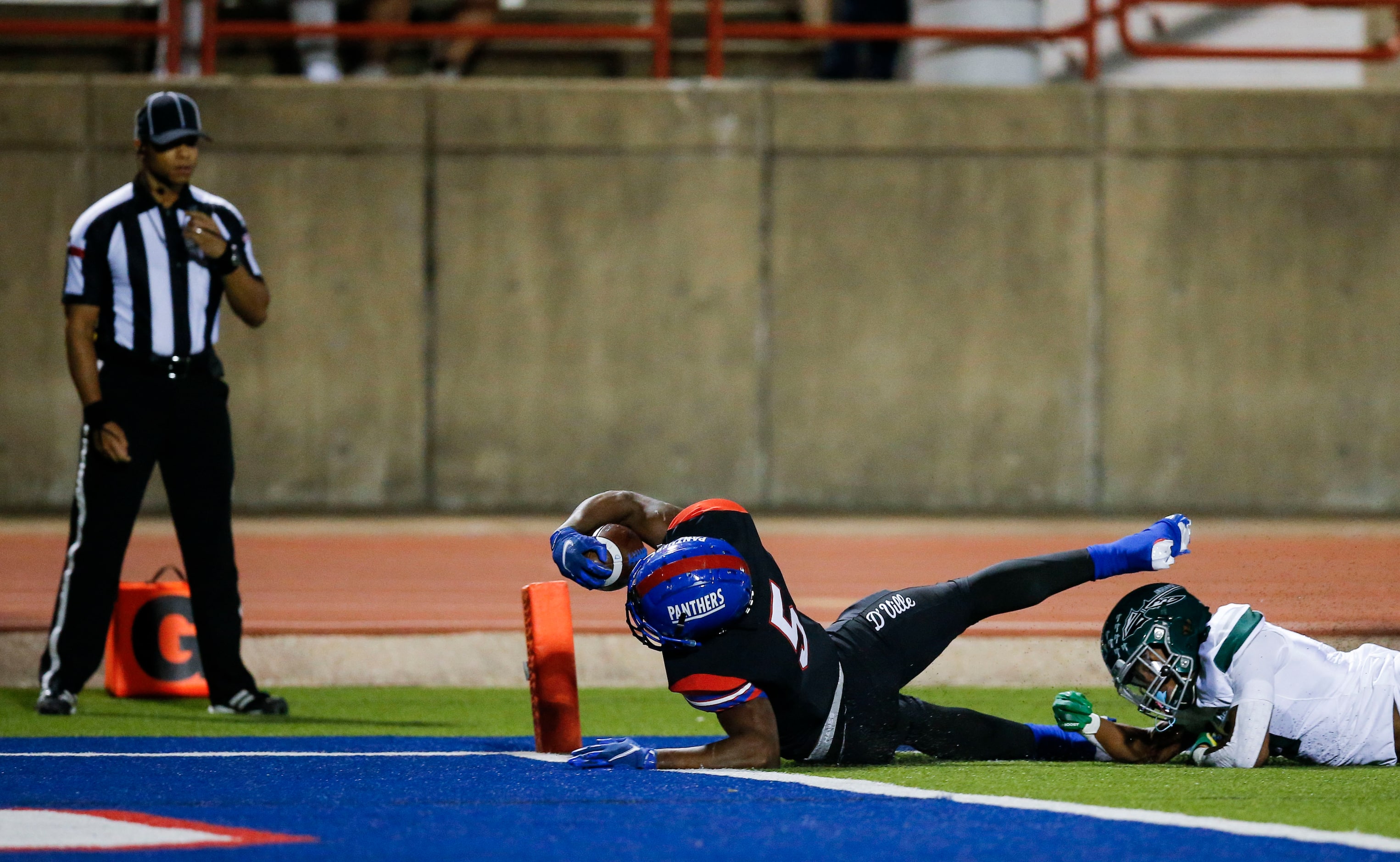 Duncanville senior running back Malachi Medlock (5) scores a touchdown as Waxahachie junior...