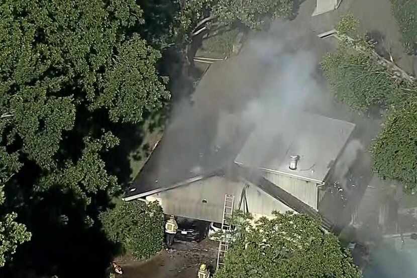 Una vista aérea del incendio del garaje donde murió el abogado Ira Tobolowksy. (NBC5/KXAS-TV)
