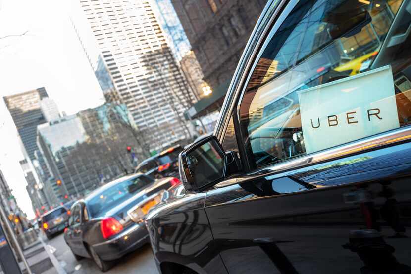 Un vehículo de Uber circula por una avenida en Nueva York.