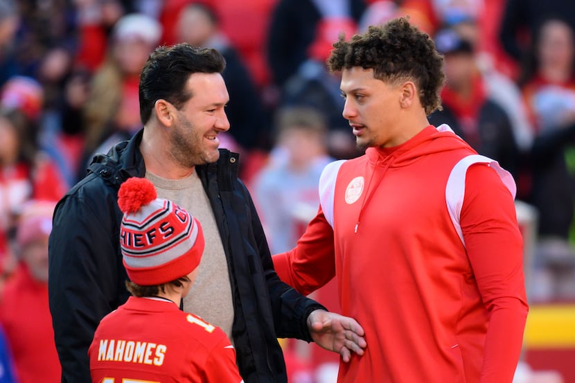 Tony Romo, left, visits with Kansas City Chiefs quarterback Patrick Mahomes during warmups...