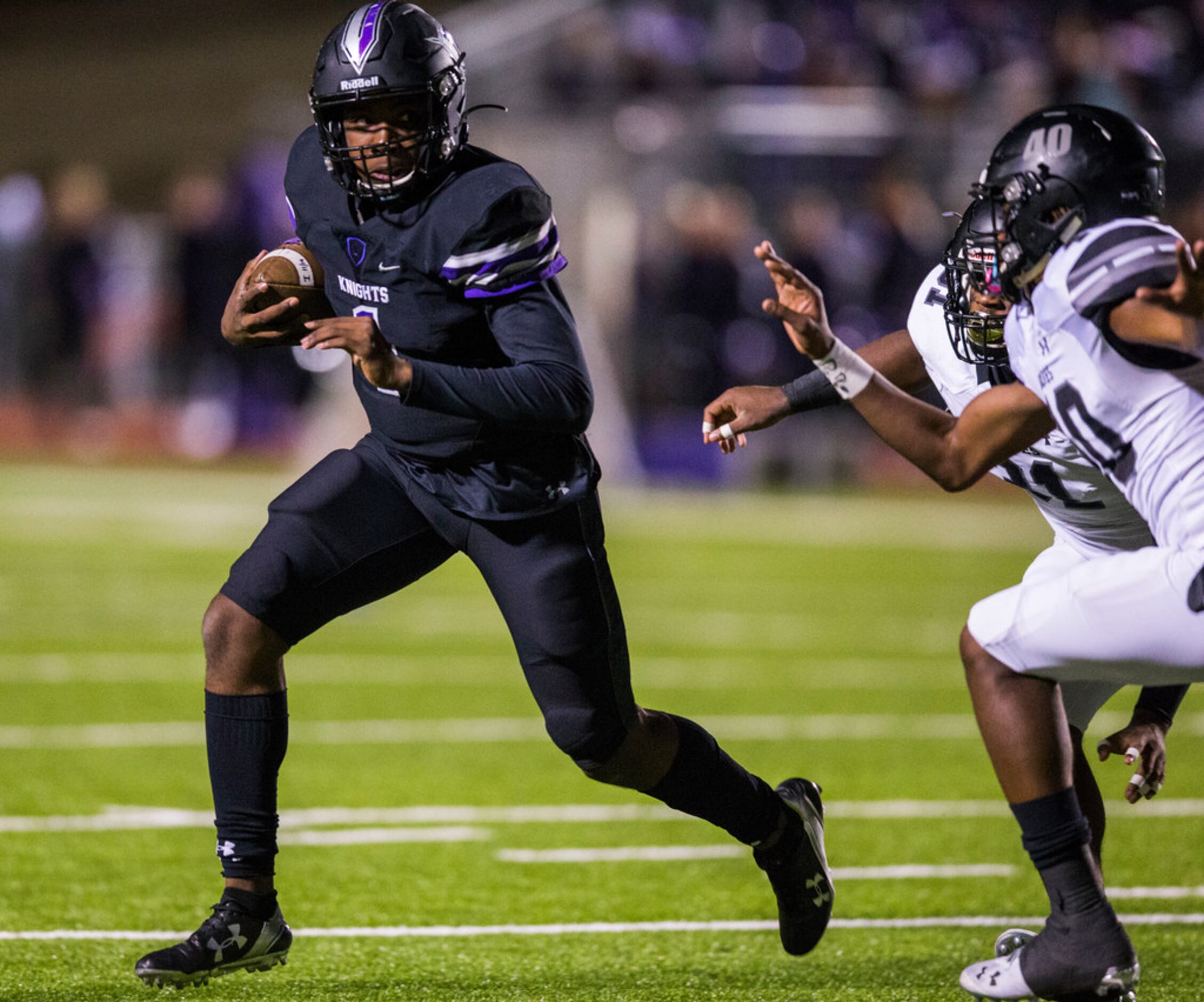 Frisco Independence quarterback Braylon Braxton (1) runs the ball during the first quarter...