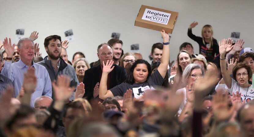 Simpatizantes de Beto O’Rourke, quien ha generado entusiasmo entre los electores...