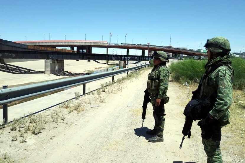 Elementos de la Fuerzas Armadas de México vigilan al Río Grande entre Ciudad Juárez y El...