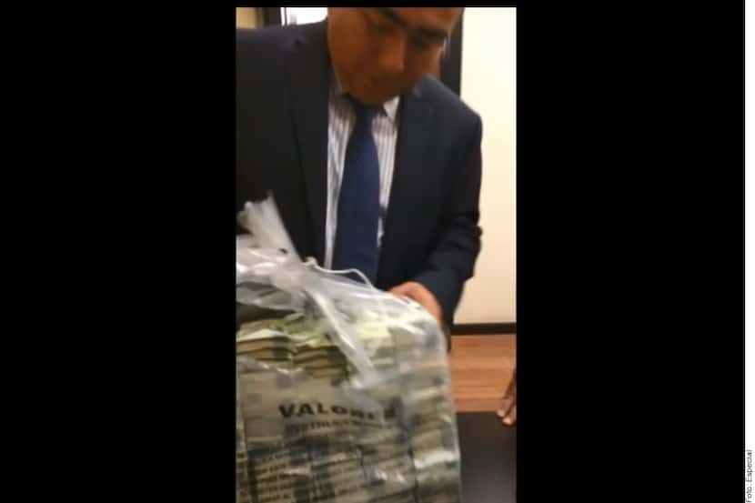 Un video muestra a Rafael Caraveo, ex Secretario de Senado, recibiendo bolsas de billetes...