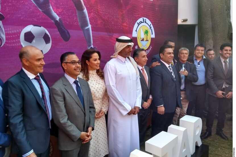 El Embajador de Qatar en México, Mohammed Al-Kuwari (centro), insistió en que habrá torneo,...