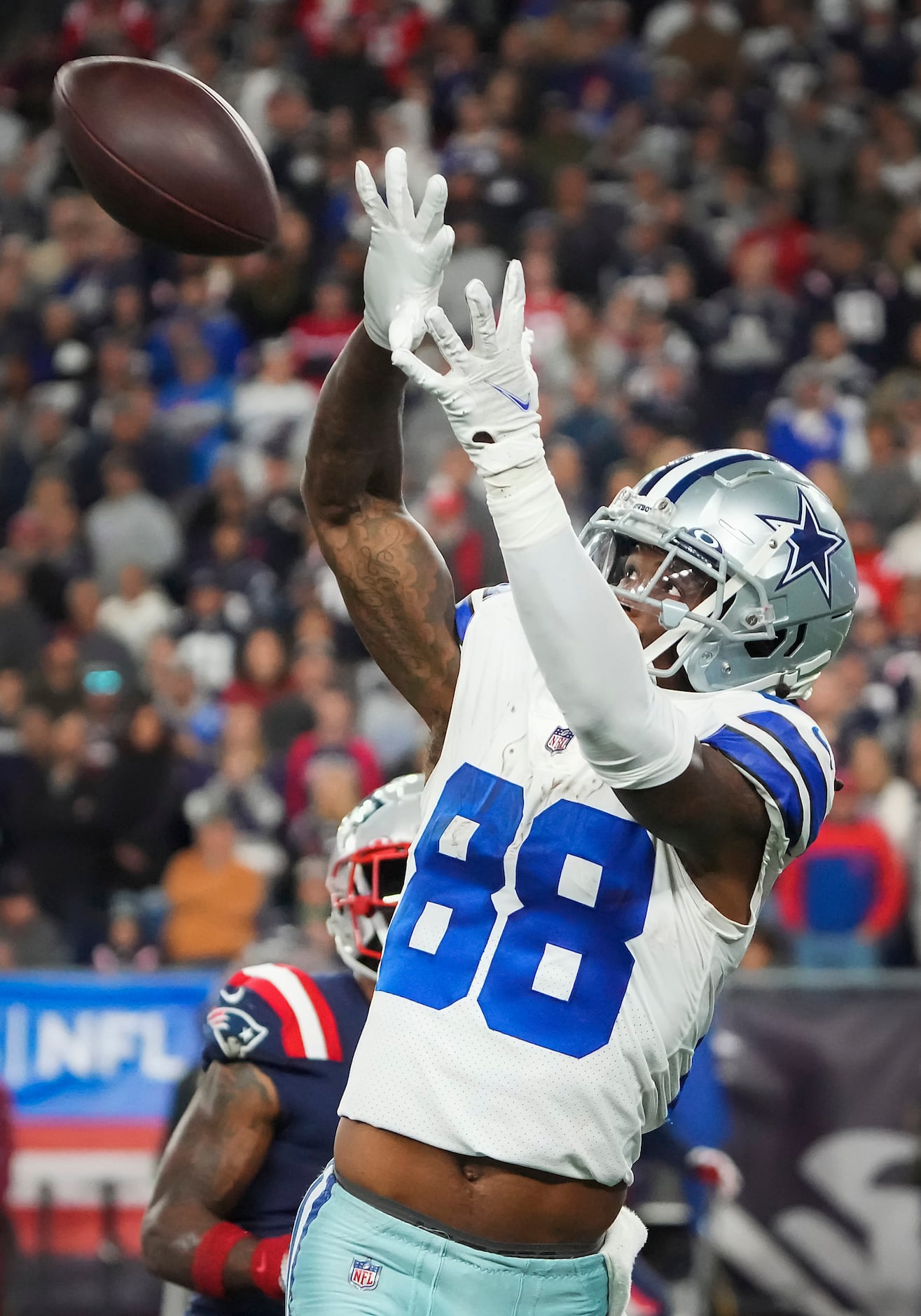 Dallas Cowboys wide receiver CeeDee Lamb (88) catches a 35-yard touchdown pass from...