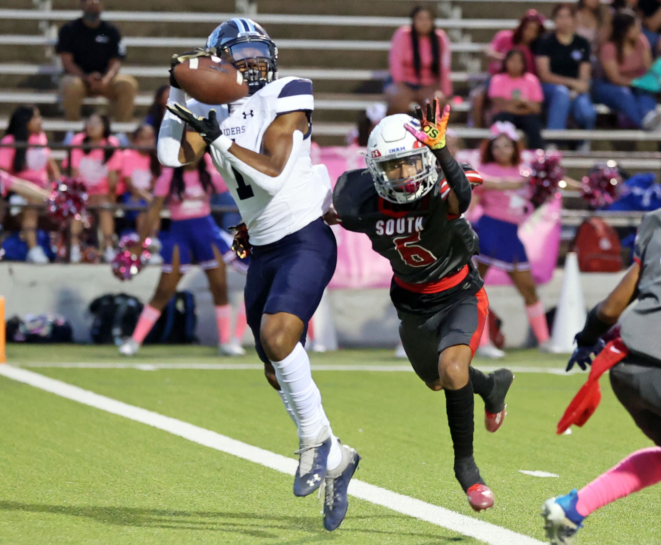 Wylie East high’s Terrell Washington Jr (1) makes a catch for a touchdown, as South Garland...