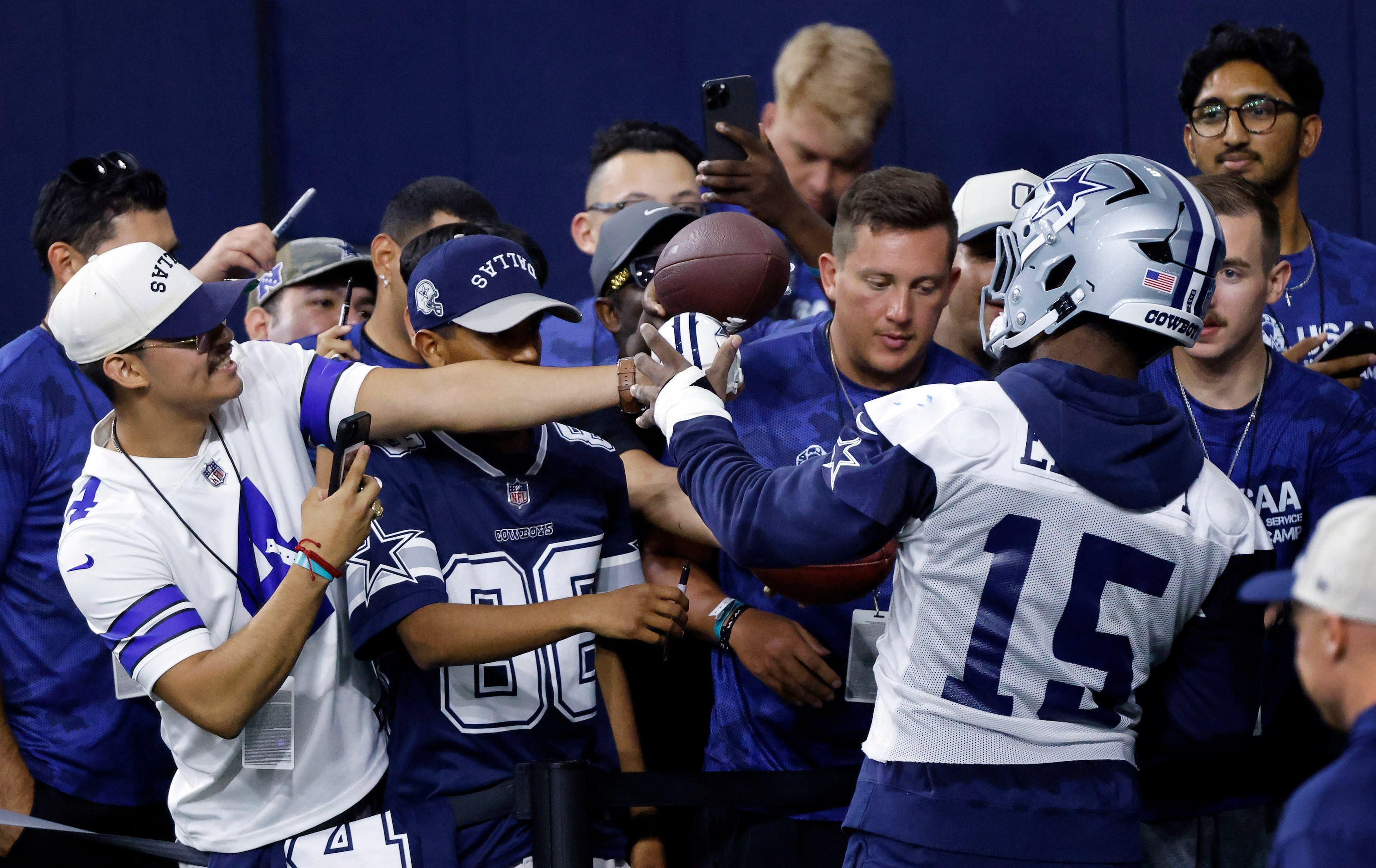 Dallas Cowboys running back Ezekiel Elliott (15) signs autographs for fans following Season...