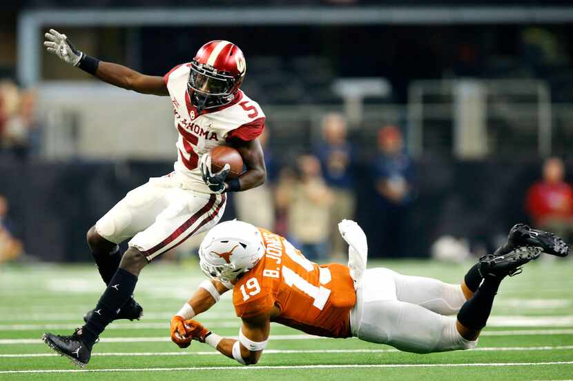 Texas Longhorns defensive back Brandon Jones (19) whiffs on a tackle attempt of Oklahoma...