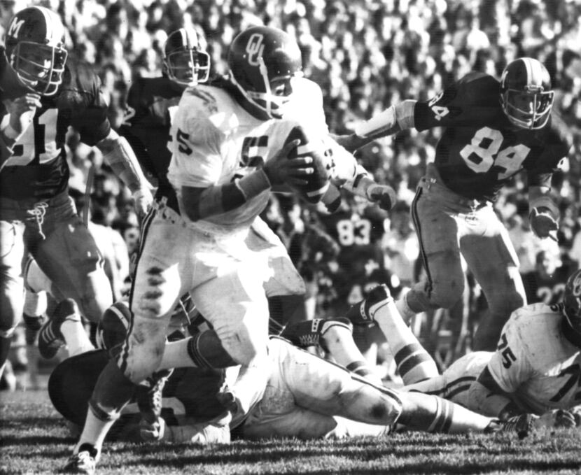 In this Nov. 15, 1975 file photo, University of Oklahoma quarterback Steven Davis (5) sweeps...