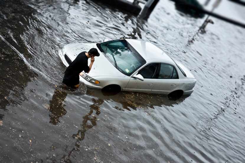 Las lluvias de esta semana en el Norte de Texas dejaron carreteras y calles inundadas, por...