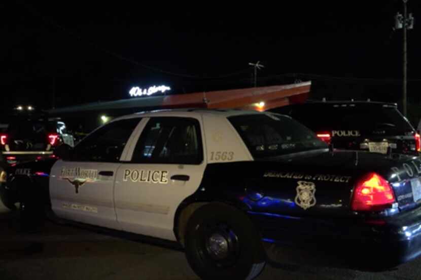 El Departamento de Policía de Fort Worth investiga una pelea en un bar. Foto DMN
