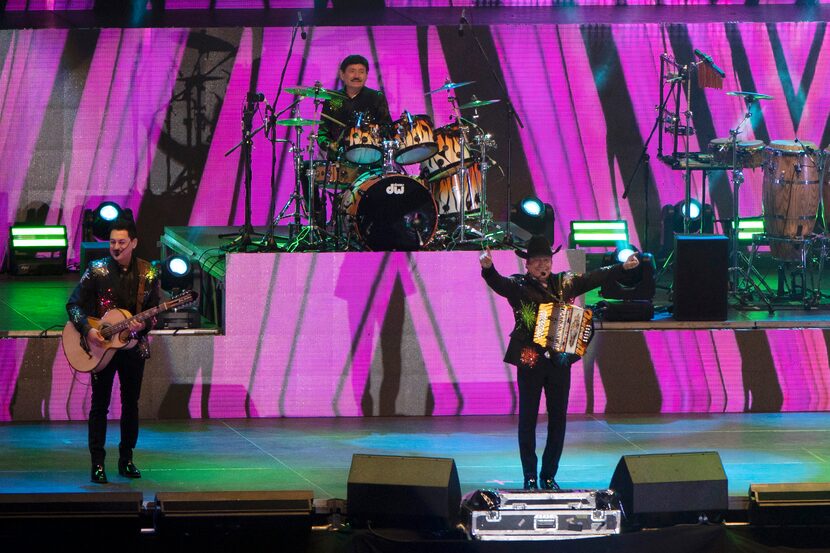 La banda de música norteña Los Tigres del Norte durante su concierto del Grito de...