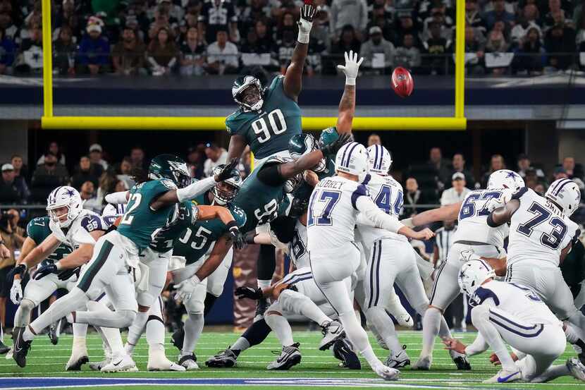 Dallas Cowboys place kicker Brandon Aubrey (17) kicks a 59-yard field goal during the third...