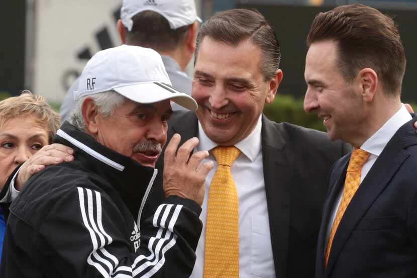 El técnico de Tigres, Ricardo Tuca Ferretti (izq.), le saca algunas sonrisas a directivos de...