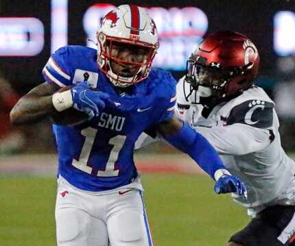 SMU wide receiver Rashee Rice (11) is pushed out of bounds by Cincinnati linebacker Jarell...