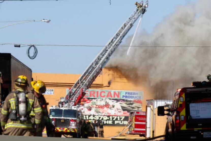 Un incendio de cuatro alarmas quemó una bodega de comida en el sur de Dallas. RON BASELICE/DMN
