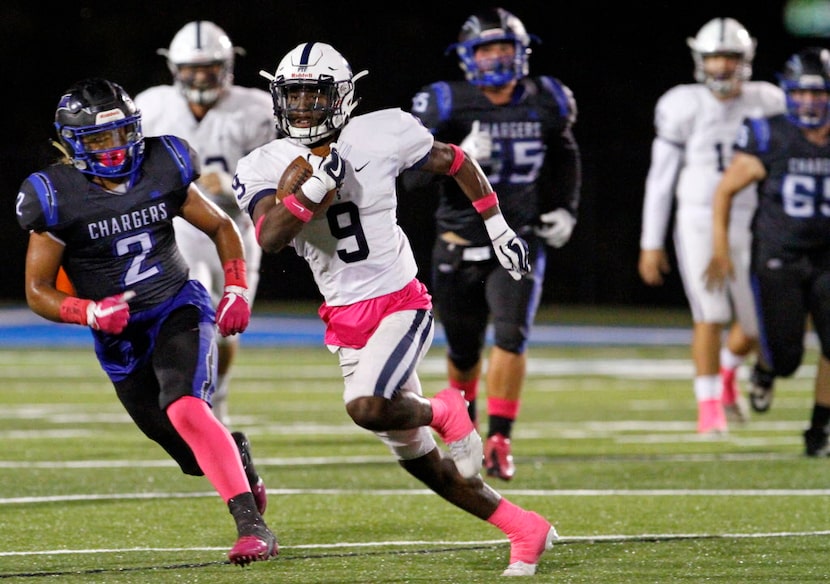 Fort Worth All Saints senior wide receiver Jaylon Robinson (9) runs for positive yardage as...