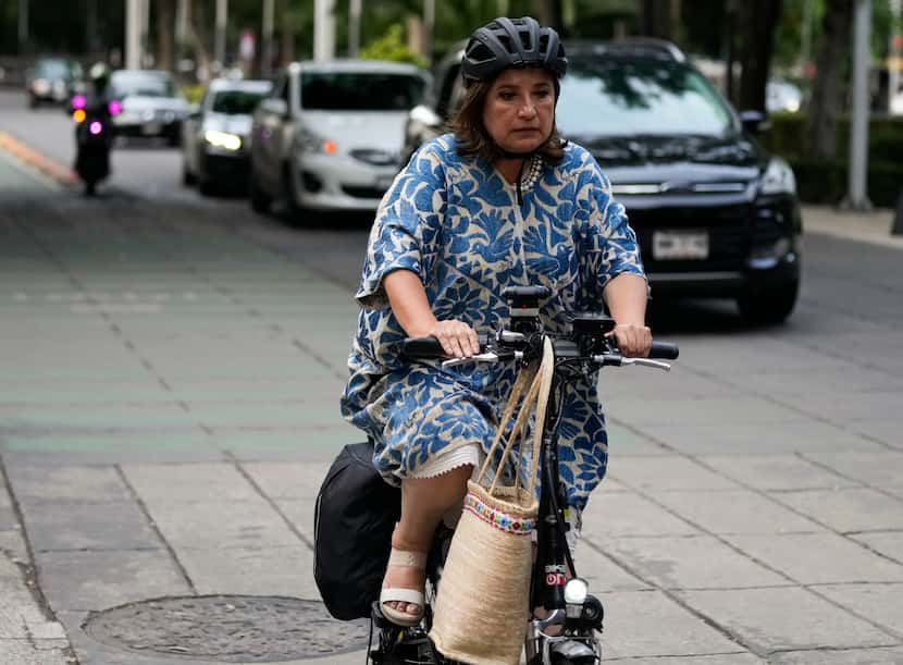 La senadora Xóchitl Gálvez va en bicicleta al evento para anunciar su candidatura para la...