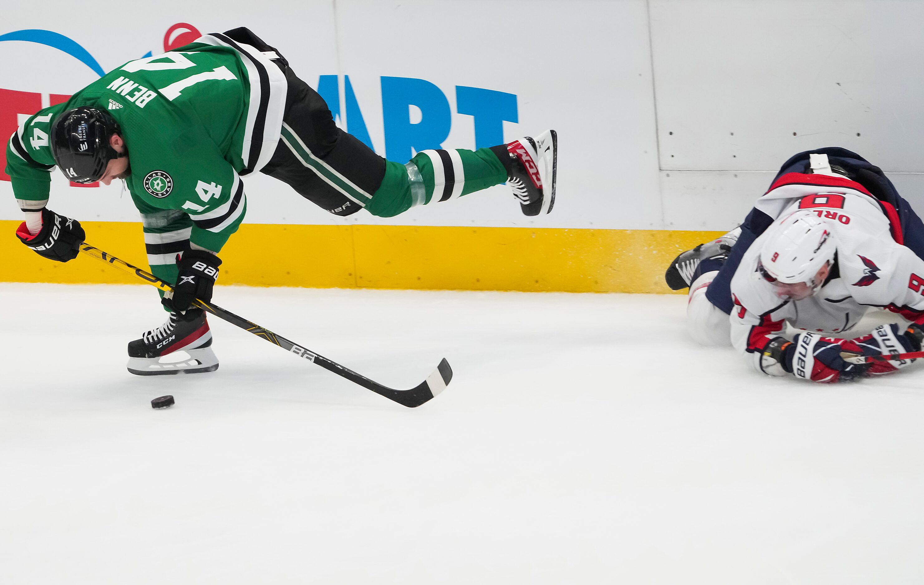 Dallas Stars left wing Jamie Benn (14) gets past Washington Capitals defenseman Dmitry Orlov...