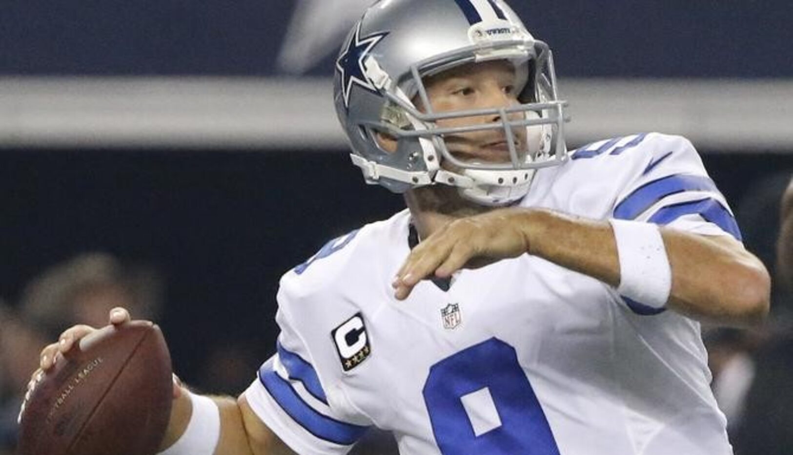 El mariscal Tony Romo (9) no entrenó durante la semana con los Cowboys. (DMN/LOUIS DELUCA)
