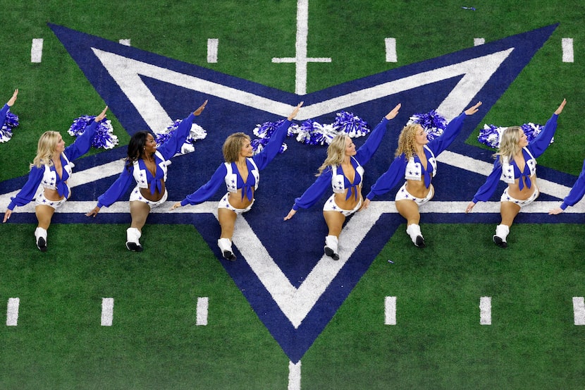 Las porristas de los Dallas Cowboys actúan antes de la primera mitad de un juego de playoffs...