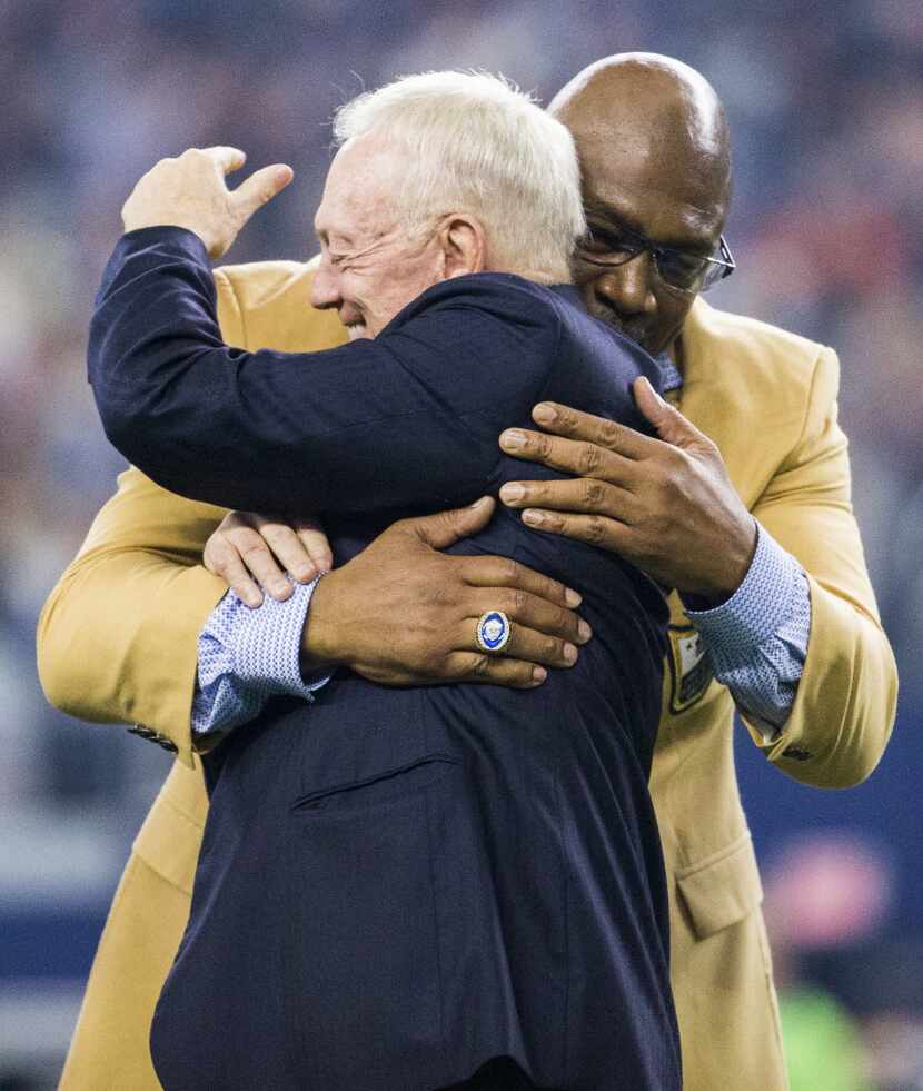 Former Dallas Cowboys defensive end/linebacker Charles Haley is presented with an NFL Hall...