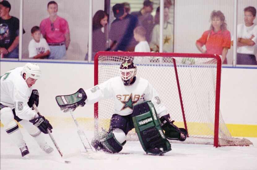 ORG XMIT: IRV102 Dallas Stars center Dean Evason (16) takes a shot as goalie Darcy Wakaluk...