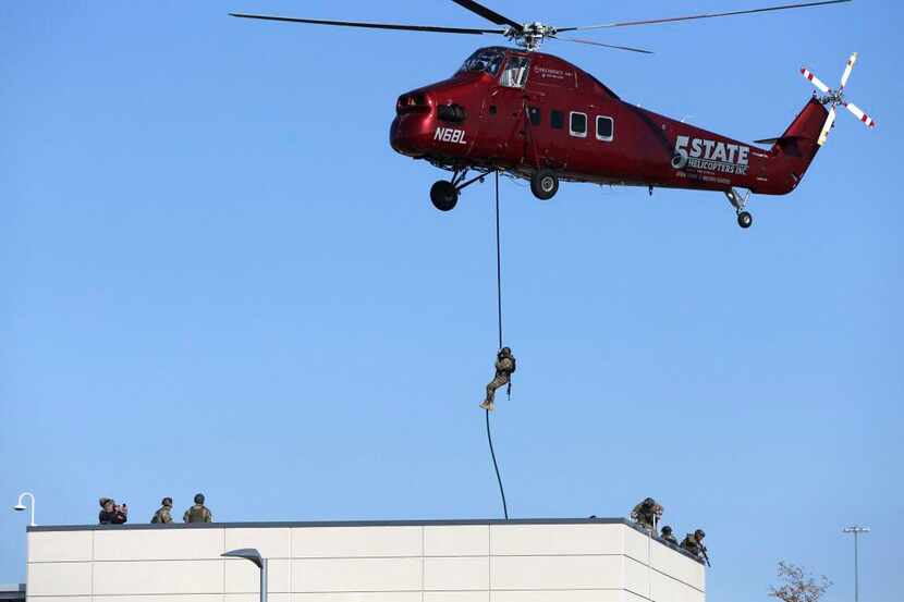 Un equipo de SWAT ensaya ejercivios en un edificio en la sede de Toyota en Plano. (THE...
