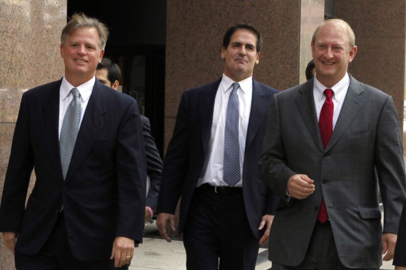 Mark Cuban, center, walked out of the federal courthouse during a break in testimony Wednesday.