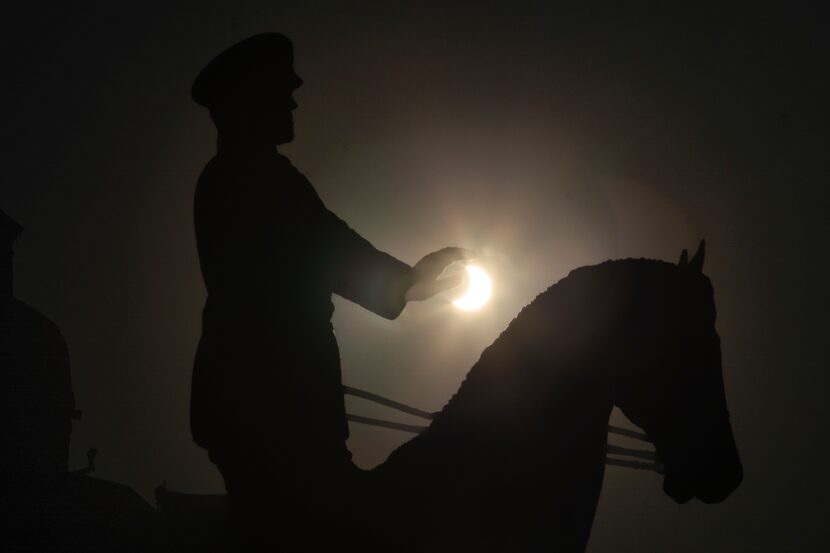 El eclipse parcial de Sol en el monumento del Mariscal Soviético Georgy Zhukov, en Moscú,...