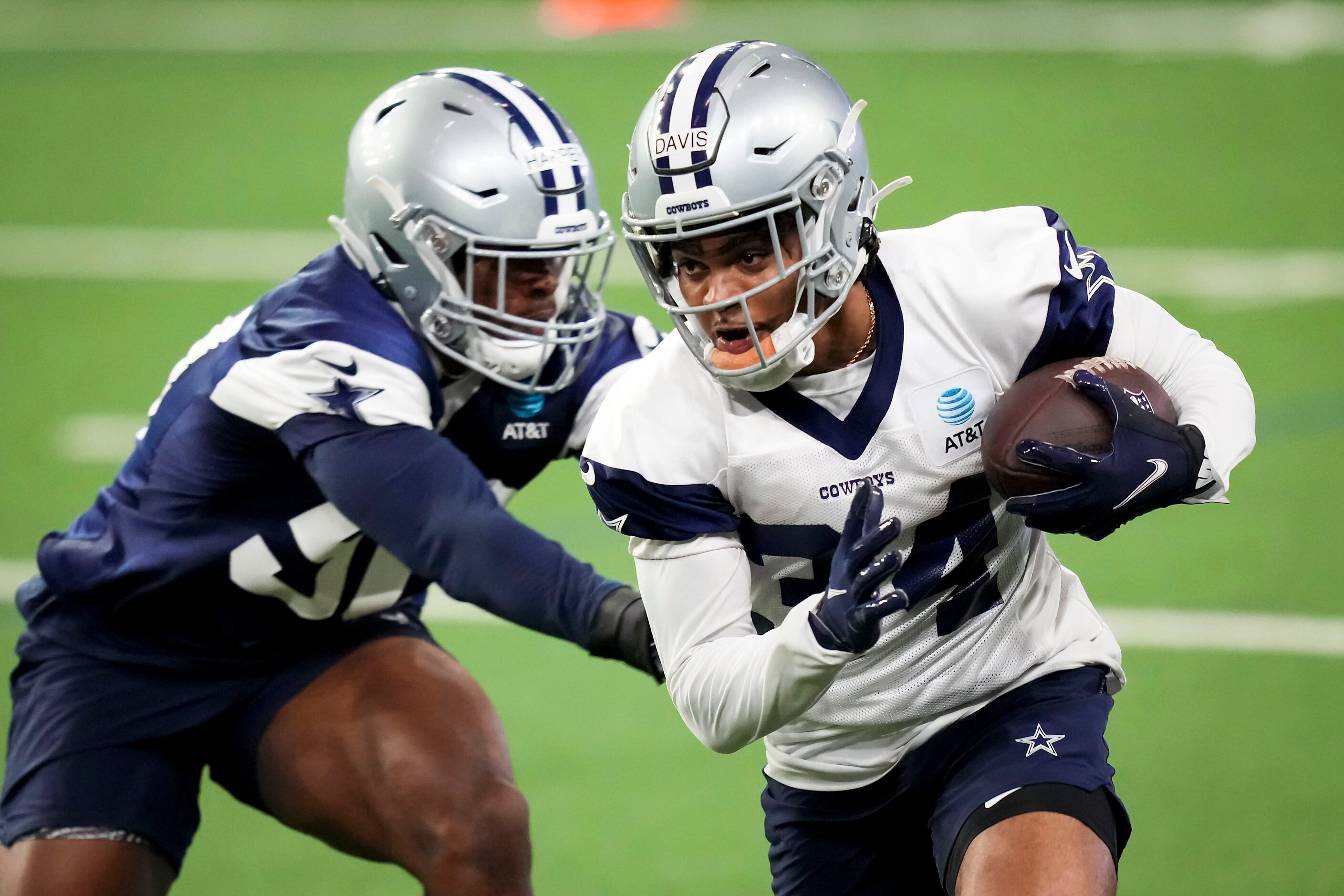 Dallas Cowboys running back Malik Davis (34) runs against linebacker Devin Harper (50)...