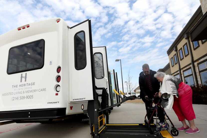 Kris Werner, chofer de Envoy America, ayuda a Jeannyne Reston a subirse a un autobús para...