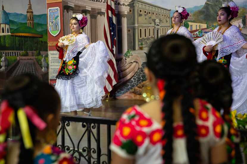 Alumnos de baile de SIMA Ballet Folkórico, se presentan en Casa Guanajuato durante el...