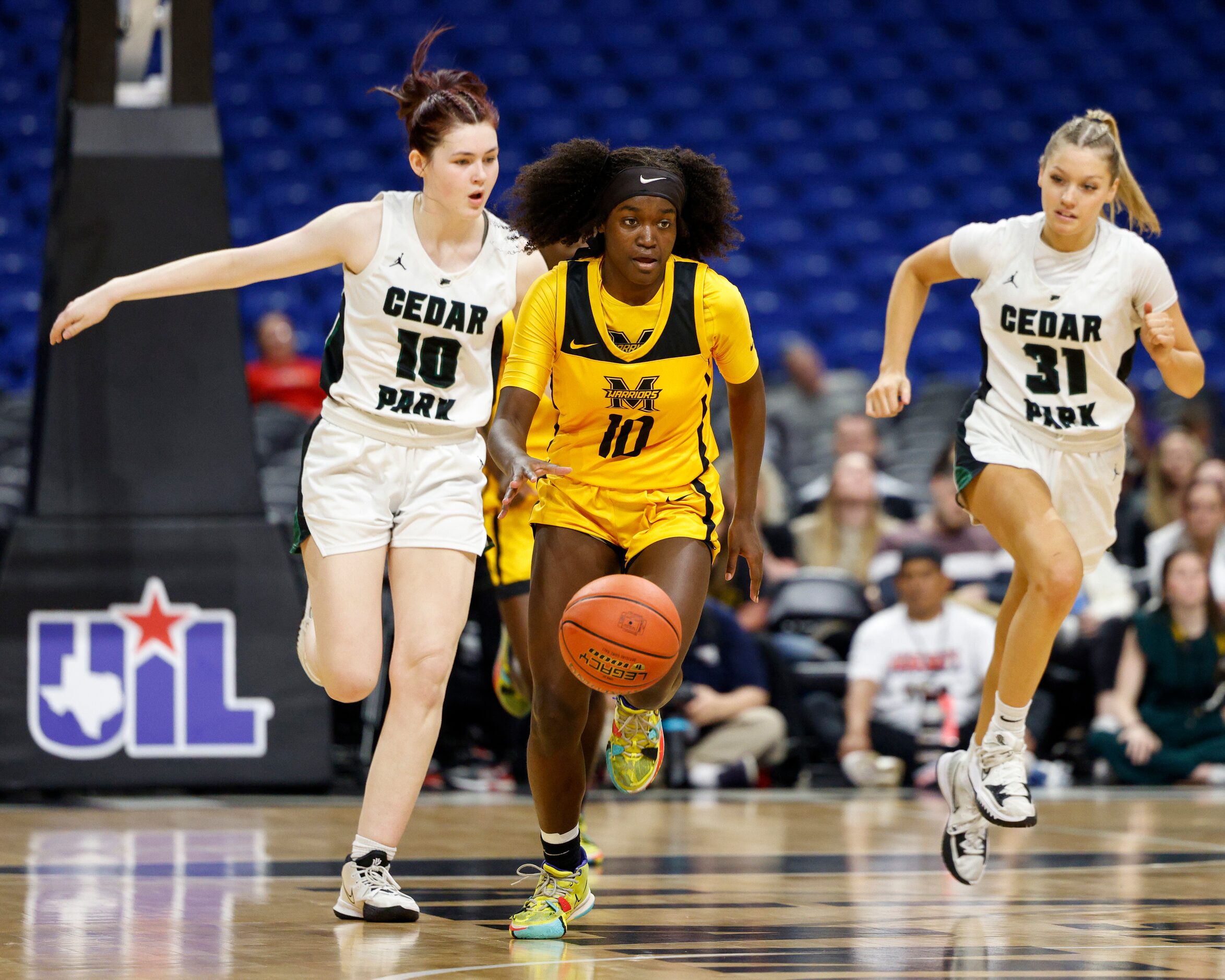 Frisco Memorial guard Jasmyn Lott (10) dribbles past Cedar Park forward Elaine King (10)...